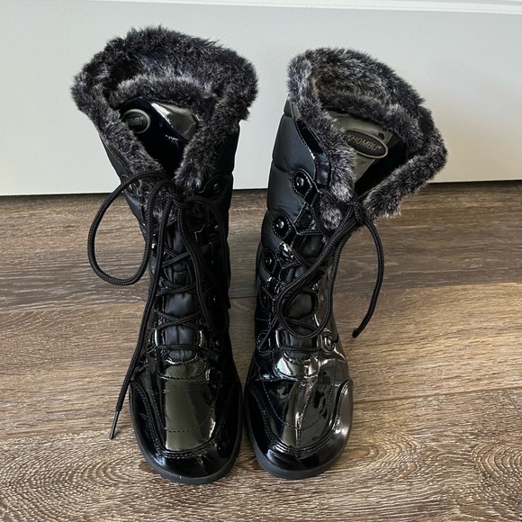 Womens Khombu ANGEL Winter Snow Boots Blk
Quilted Faux Fur Patent Waterproof - Picture 6 of 9